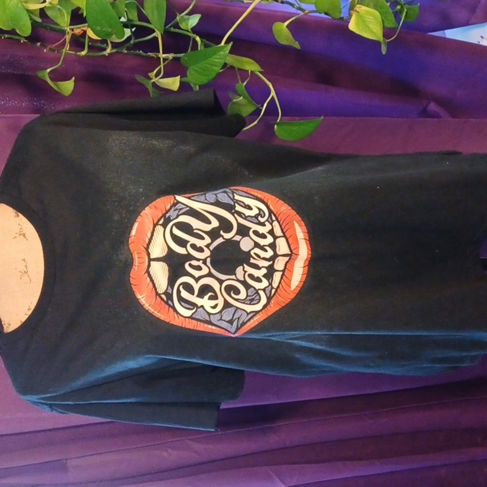 NWOT never worn 2x black tshirt with red graphics short sleeves